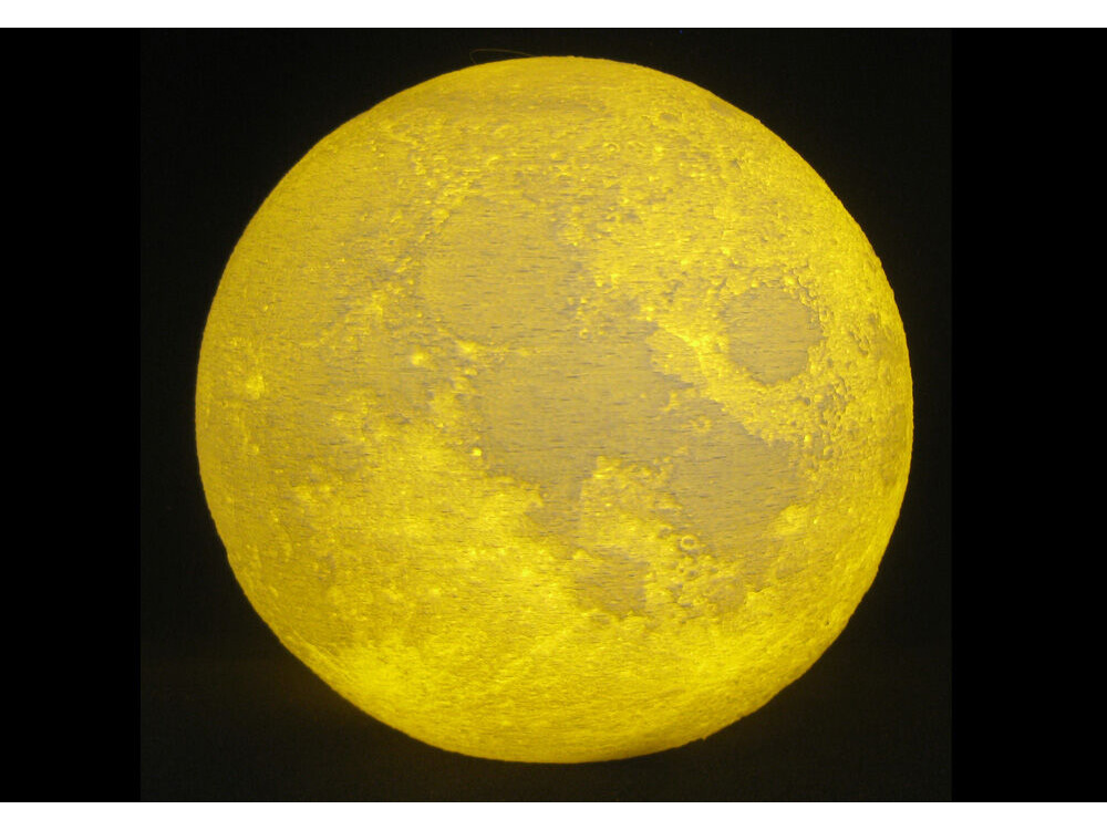 Луна как желтый медведь. Ночник Луна желтый. Желтая Луна. Белая и желтая Луна. Желтая Луна для года.